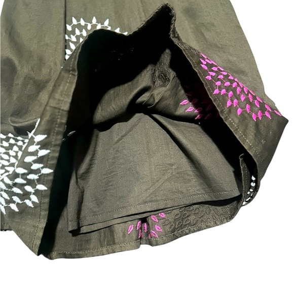 Ann Taylor Petites pleated skirt with embroidered white/pink flowers, sz 12p - Picture 7 of 8